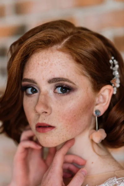 Retrato Menina Cabelos Vermelhos Usando Vestido Noiva Contra Fundo Estúdio — Fotografia de Stock