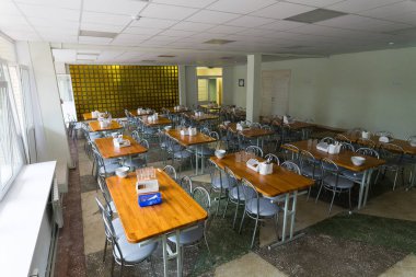 Sandalyeler ve masalar. Yemek salonu karantinaya alındı..