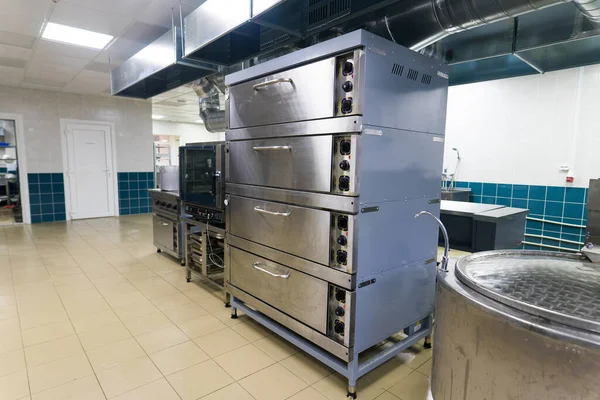 Yemek, yemek, tabak, detay hazırlamak için restoran mutfak ekipmanları.