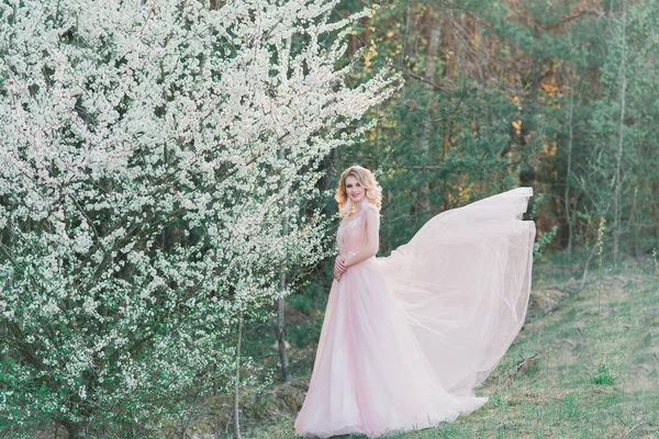 Giovane Bella Donna Giardino Fiorito — Foto Stock