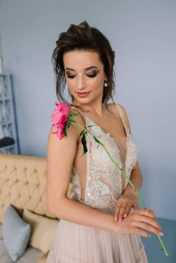 Beyaz bir gelinlik içinde bir Villa 'nın içinde bir düğünde gelin. Gelinin sabahı.