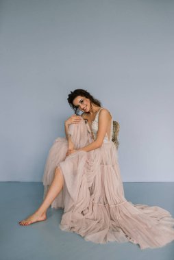 Beyaz bir gelinlik içinde bir Villa 'nın içinde bir düğünde gelin. Gelinin sabahı.