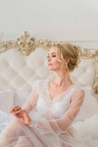 Kavramsal Düğün Gelinin Avrupa Tarzında Bir Sabah Yatak Odası Elbisesi — Stok fotoğraf
