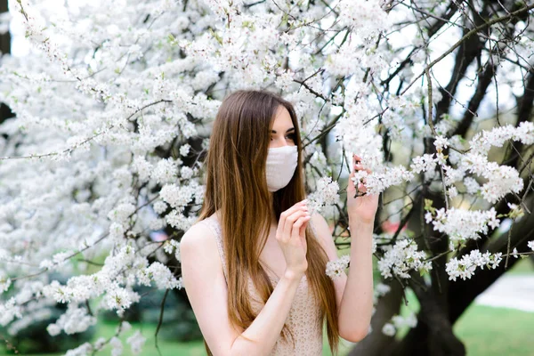 Mädchen Junge Frau Einer Sterilen Schutzmaske Auf Dem Gesicht Frühlingsgarten — Stockfoto