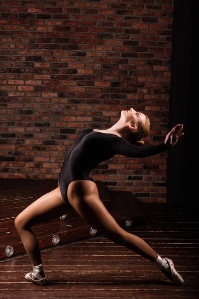 Балерина Темному Боді Сукні Темній Внутрішній Студії Стіна Цегли Піаніно — стокове фото