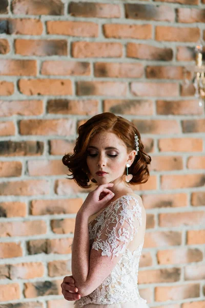 Retrato Niña Pelirroja Con Vestido Novia Sobre Fondo Blanco Gris — Foto de Stock