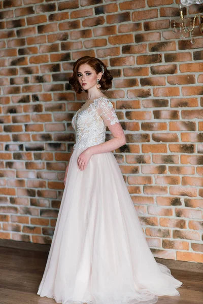 Retrato Niña Pelirroja Con Vestido Novia Sobre Fondo Blanco Gris — Foto de Stock