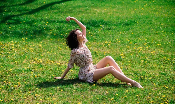 Jonge Gelukkige Vrouw Zittend Gras Zomer Stadspark Buiten — Stockfoto