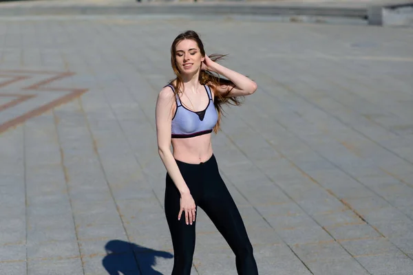 Zbliżenie Atrakcyjnej Młodej Kobiety Biegającej Uprawiającej Fitness Świeżym Powietrzu — Zdjęcie stockowe
