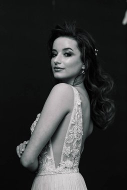 Beyaz bir gelinlik içinde bir Villa 'nın içinde bir düğünde gelin. Gelinin sabahı.