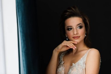 Beyaz bir gelinlik içinde bir Villa 'nın içinde bir düğünde gelin. Gelinin sabahı.