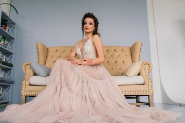 Beyaz bir gelinlik içinde bir Villa 'nın içinde bir düğünde gelin. Gelinin sabahı.