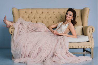 Beyaz bir gelinlik içinde bir Villa 'nın içinde bir düğünde gelin. Gelinin sabahı.