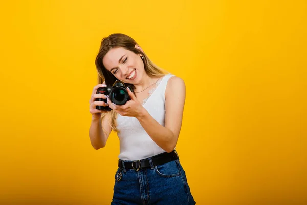 Stüdyoda Çalışan Heyecanlı Bayan Fotoğrafçı Çekici Sarışın Kızın Fotoğrafı Kameralı — Stok fotoğraf