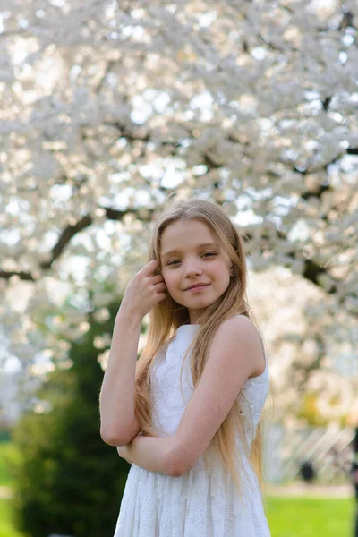 Hermosa Chica Ojos Azules Con Pelo Largo Rubio Vestido Blanco — Foto de Stock