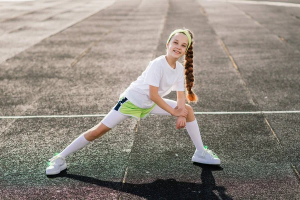 Dziewczyna Biegająca Słoneczny Letni Wieczór Leżąca Bieżni Stadionie Trening Fizyczny — Zdjęcie stockowe