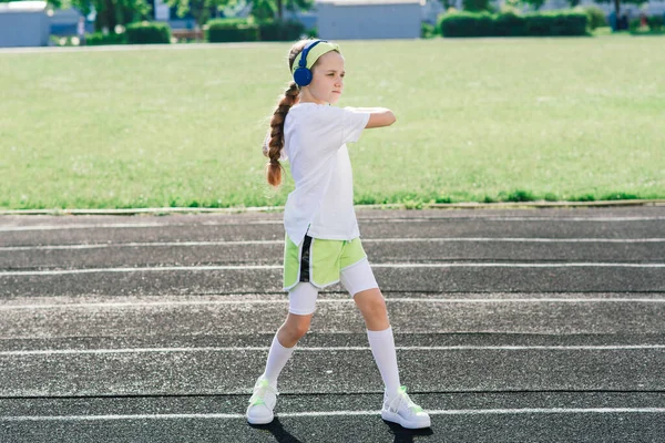 Meisje Joggen Een Zonnige Zomeravond Liggend Loopband Stadion Lichamelijke Training — Stockfoto