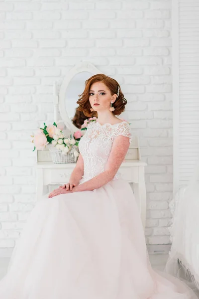 Retrato Menina Cabelos Vermelhos Usando Vestido Noiva Contra Fundo Estúdio — Fotografia de Stock