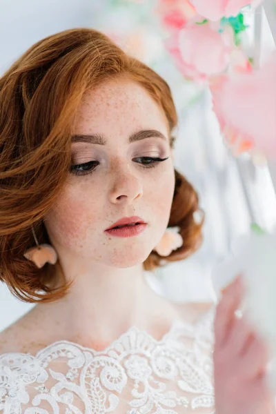 Retrato Menina Cabelos Vermelhos Usando Vestido Noiva Contra Fundo Estúdio — Fotografia de Stock