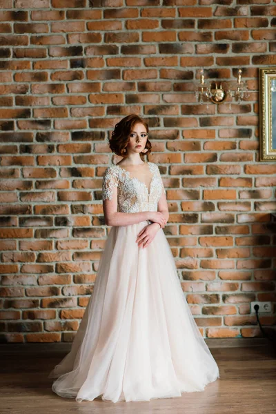 Retrato Niña Pelirroja Con Vestido Novia Sobre Fondo Blanco Gris — Foto de Stock