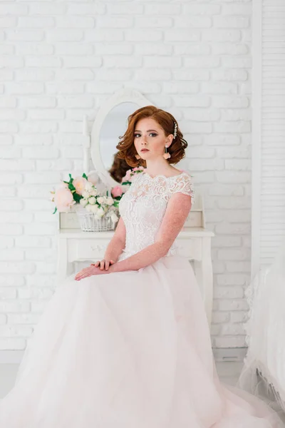 Retrato Niña Pelirroja Con Vestido Novia Sobre Fondo Blanco Gris —  Fotos de Stock