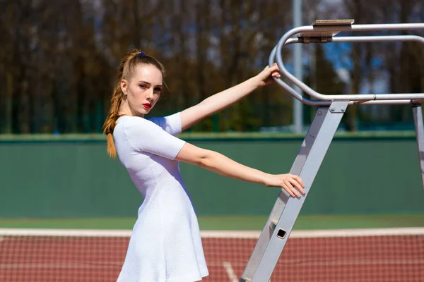 Chica Sexy Jugador Tenis Vestido Blanco Tacones Con Raqueta Tenis —  Fotos de Stock