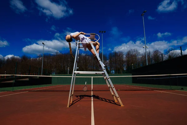 Chica Sexy Jugador Tenis Vestido Blanco Tacones Con Raqueta Tenis —  Fotos de Stock