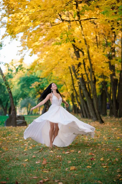 Mladá Krásná Brunetka Fena Dlouhých Bílých Šatech Podzimním Parku — Stock fotografie