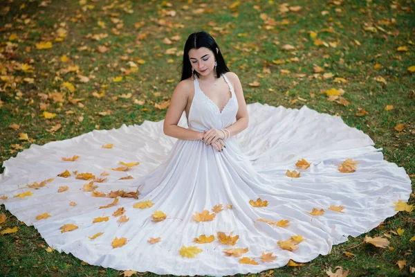 Jovem Bela Morena Feminina Vestido Branco Longo Parque Outono — Fotografia de Stock