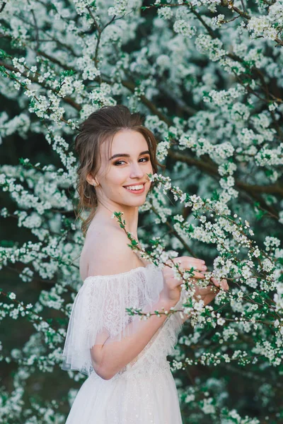 Genç Mutlu Güzel Bir Kadın Çiçek Açmış Bahçede Gelin — Stok fotoğraf