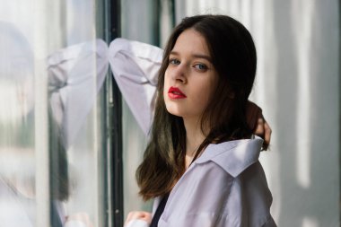 Yalnız üzgün kadın, derin düşünceler içinde evinde, depresyonda.