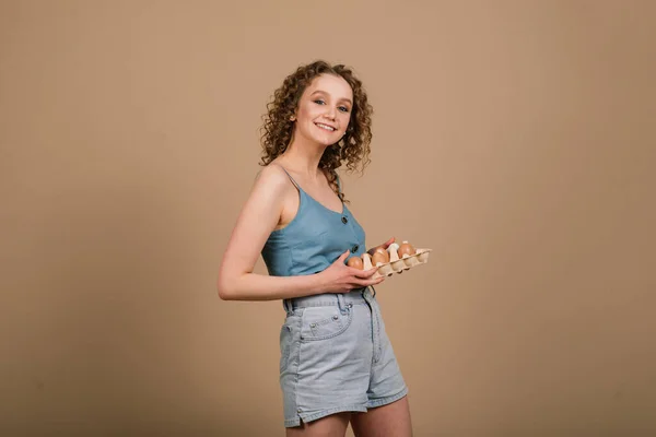 Foto Estudio Una Linda Mujer Rizada Sosteniendo Huevo Copia Espacio —  Fotos de Stock