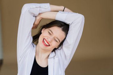Şaşırmış bir kadının duygusal portresi. Şaşırtıcı bir duygu. Stüdyo yalnız çekim.