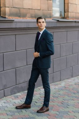 Şehirli genç bir işadamının portresi kravat takıyor..