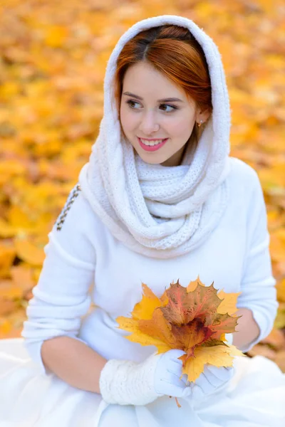 Portret Pięknej Rudej Dziewczyny Kwiatami Wyglądają Atrakcyjnie Białej Sukience Tle — Zdjęcie stockowe