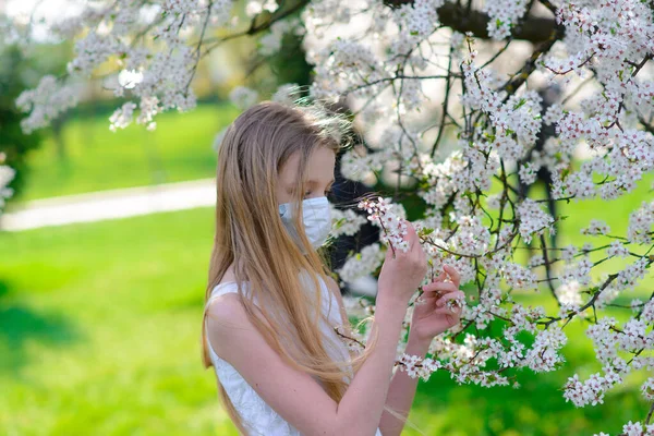 Teenager Mädchen Medizinischer Maske Frühlingshaft Blühenden Garten Konzept Der Sozialen — Stockfoto