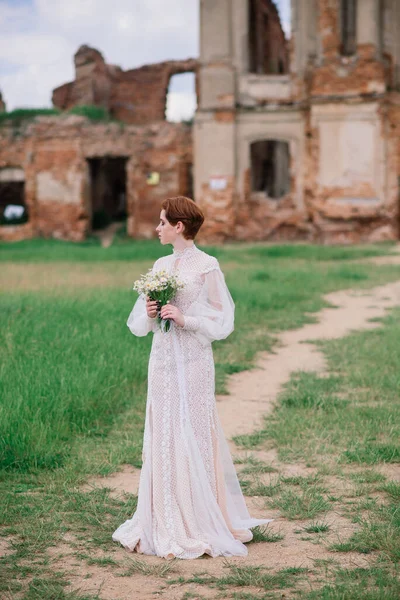 Menina Ruiva Caucasiana Muito Jovem Jardim Com Seu Buquê Casamento — Fotografia de Stock