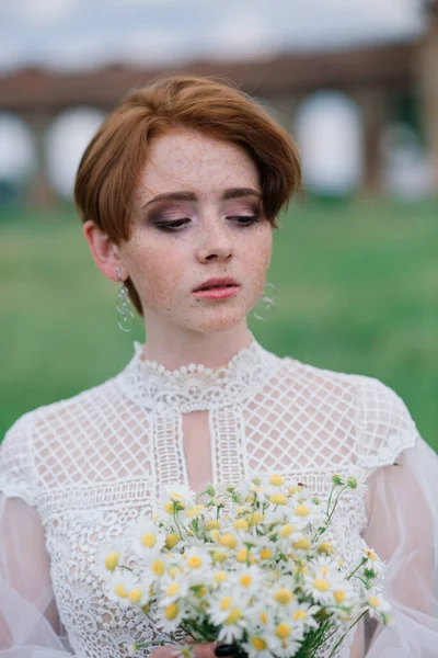 Menina Ruiva Caucasiana Muito Jovem Jardim Com Seu Buquê Casamento — Fotografia de Stock