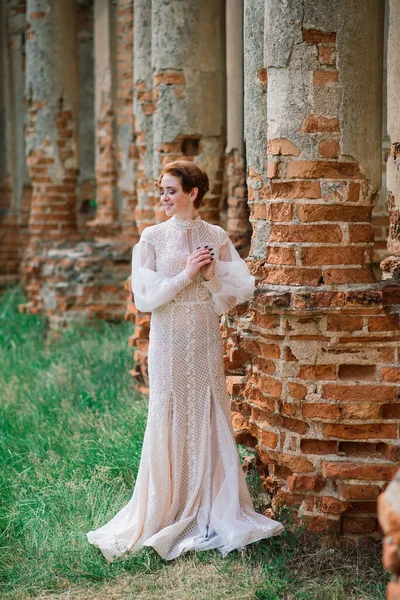 Menina Ruiva Caucasiana Muito Jovem Jardim Com Seu Buquê Casamento — Fotografia de Stock