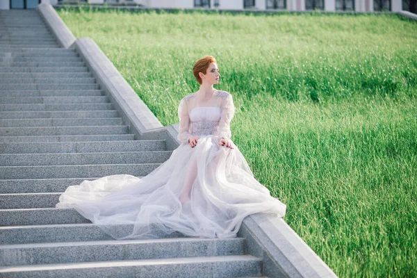 Menina Ruiva Caucasiana Muito Jovem Jardim Com Seu Buquê Casamento — Fotografia de Stock