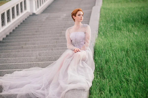 Menina Ruiva Caucasiana Muito Jovem Jardim Com Seu Buquê Casamento — Fotografia de Stock