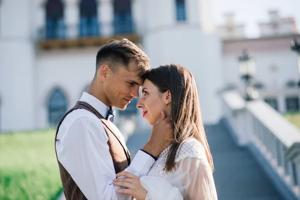 Feliz Pareja Joven Recién Casada Celebrando Divertirse Aire Libre Besándose —  Fotos de Stock