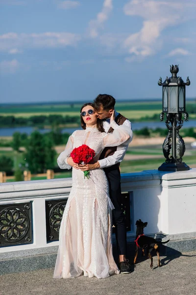 Glücklich Verheiratete Junge Paare Feiern Und Haben Spaß Freien Küssen — Stockfoto