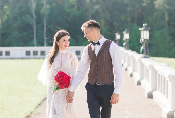 Glücklich Verheiratete Junge Paare Feiern Und Haben Spaß Freien Küssen — Stockfoto