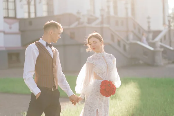 Feliz Apenas Casado Jovem Casal Comemorando Divertir Livre Beijando — Fotografia de Stock