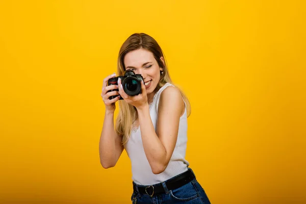 Emocionada Fotógrafa Trabajando Estudio Retrato Chica Rubia Impresionante Con Cámara — Foto de Stock