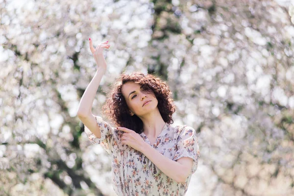 Jonge Aantrekkelijke Vrouw Met Krullend Lang Haar Poseren Lente Bloeiende — Stockfoto