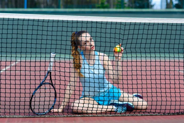 Sensuele Vrouw Met Tennisracket Het Gazon Activiteit Energie Macht Sport — Stockfoto