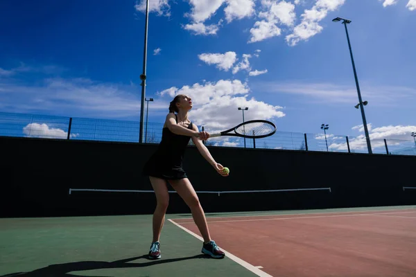 Mujer Sensual Con Raqueta Tenis Red Césped Actividad Energía Energía —  Fotos de Stock