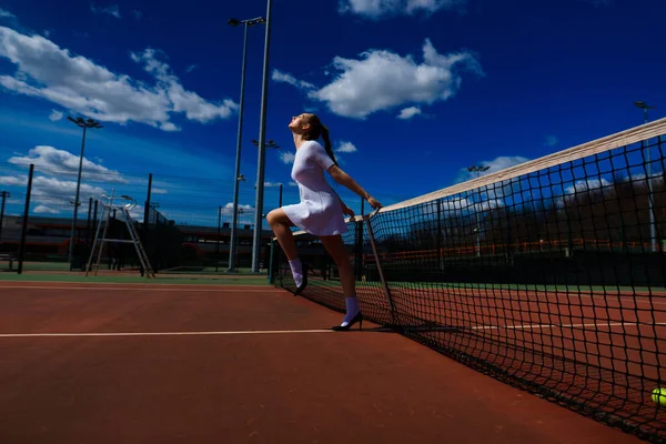 Sinnliche Frau Mit Tennisschläger Netz Auf Dem Rasen Aktivität Energie — Stockfoto